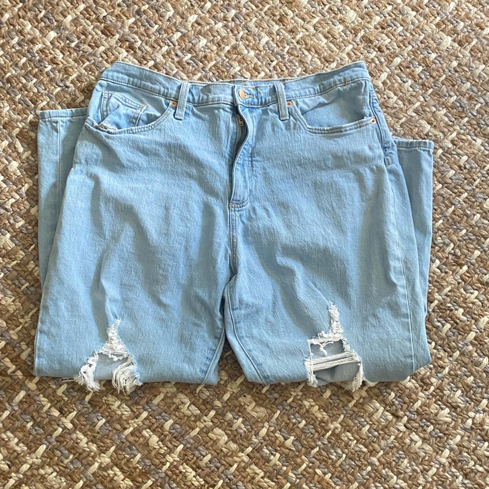 ❤️UNIVERSAL THREAD DISTRESSED MOM JEANS❤️